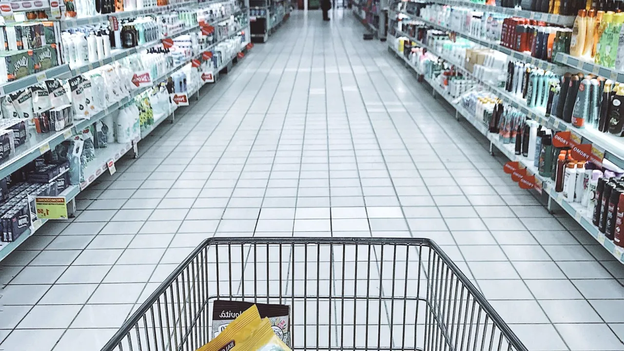 Market koridorunda alışveriş arabası