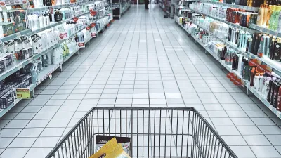 Market koridorunda alışveriş arabası